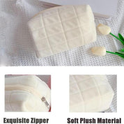 Astuccio in peluche bianco con cerniera, design trapuntato. Ideale per cosmetici, accessori. Materiale morbido, elegante e pratico.