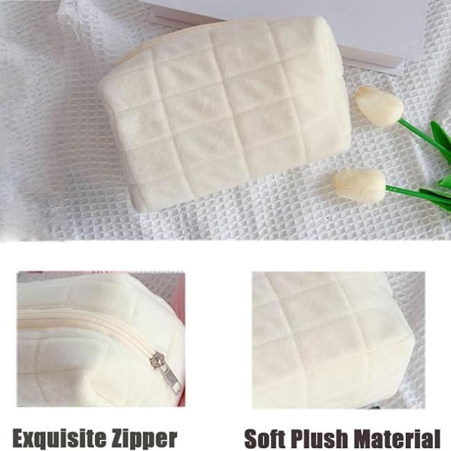 Astuccio in peluche bianco con cerniera, design trapuntato. Ideale per cosmetici, accessori. Materiale morbido, elegante e pratico.