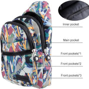 Zaino multicolore con tasche multiple, design astratto, chiusure lampo nere, tasca interna, tasca principale e tre tasche frontali.