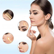 Modella con pelle liscia, mostra applicazione di crema viso anti-età. Include dettagli su massaggio e pettine per lifting. Cura della pelle, bellezza.