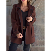 Cappotto donna marrone elegante con bordi neri, abbinato a top nero e jeans. Moda autunno inverno, abbigliamento casual chic.