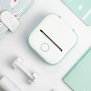 Stampante termica portatile bianca e azzurra su sfondo bianco, ideale per etichette e foto. Design compatto, perfetta per ufficio e casa.
