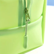Zaino verde chiaro con cerniera robusta e tiralampo in tessuto. Design moderno, ideale per scuola o viaggio. Accessorio moda unisex.
