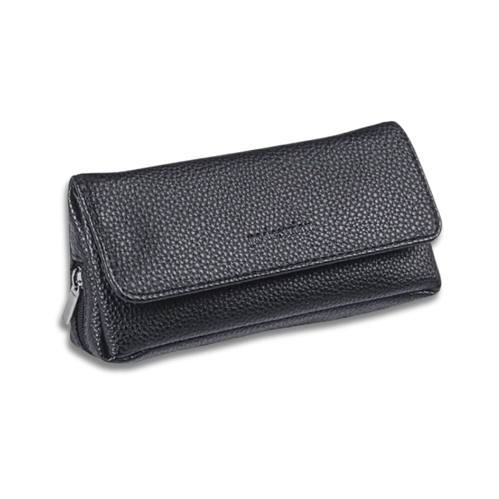 Elegante astuccio in pelle nera con chiusura a zip, design compatto e texture granulata. Accessorio di moda ideale per organizzare piccoli oggetti.