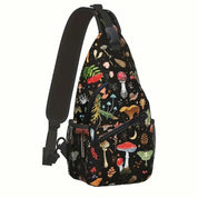 Zaino a tracolla nero con stampa colorata di funghi e piante, tasche laterali in rete, ideale per escursioni e uso quotidiano.