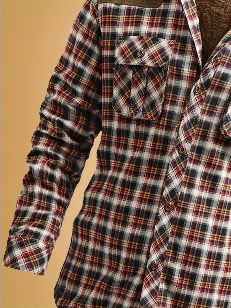 Camicia a quadri in flanella multicolore con taschino, manica lunga, sfondo beige. Abbigliamento casual uomo, moda autunno-inverno.