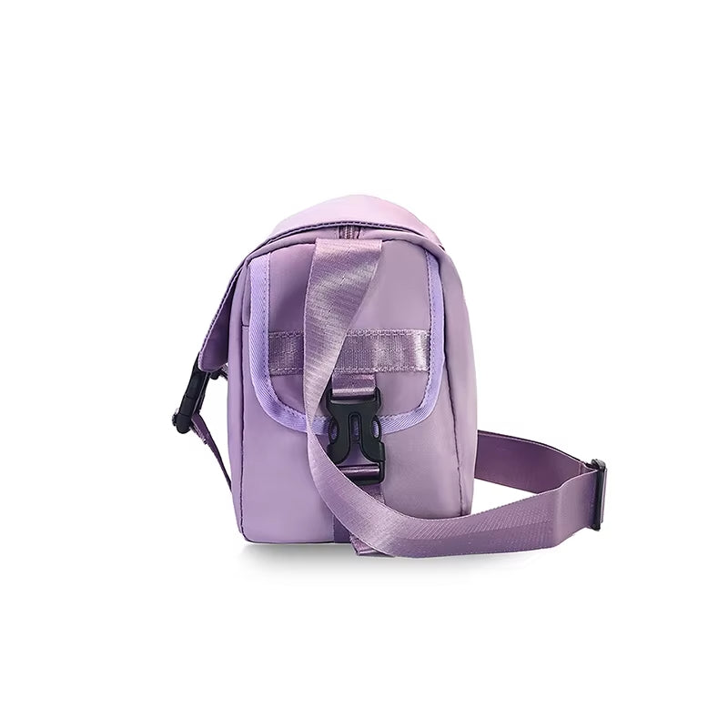 Borsa a tracolla viola in nylon, design compatto, chiusura a fibbia, ideale per uso quotidiano. Accessorio moda donna, stile casual e pratico.