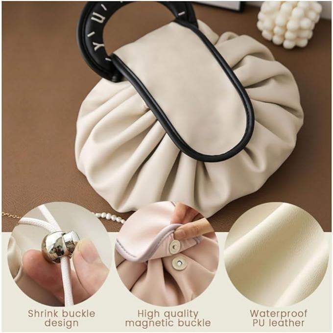 Borsa a mano in pelle PU impermeabile beige con design a fibbia arricciata e chiusura magnetica di alta qualità. Accessorio moda elegante e pratico.