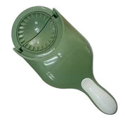 Tritatutto manuale verde con manico ergonomico bianco, ideale per tagliare verdure e frutta. Utensile da cucina pratico e compatto.