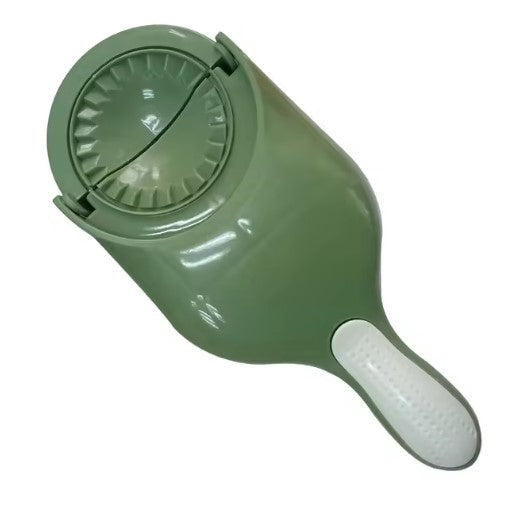 Tritatutto manuale verde con manico ergonomico bianco, ideale per tagliare verdure e frutta. Utensile da cucina pratico e compatto.
