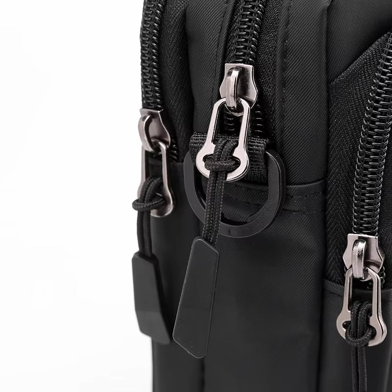 Zaino nero con cerniere multiple in metallo, design moderno e resistente, ideale per viaggi e uso quotidiano. Tasche capienti e pratiche.