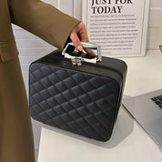 Borsa a mano nera trapuntata con manico in metallo, design elegante e moderno, ideale per ufficio o viaggio. Accessorio moda donna.
