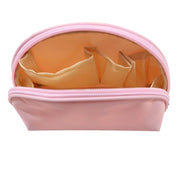 Astuccio cosmetico rosa aperto con scomparti interni beige, ideale per organizzare trucchi e accessori. Design elegante e pratico per viaggi.