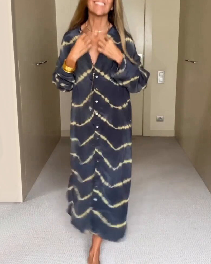 Abito lungo donna tie-dye blu e giallo, maniche lunghe, bottoni frontali. Moda casual, tendenza abbigliamento femminile, stile boho chic.
