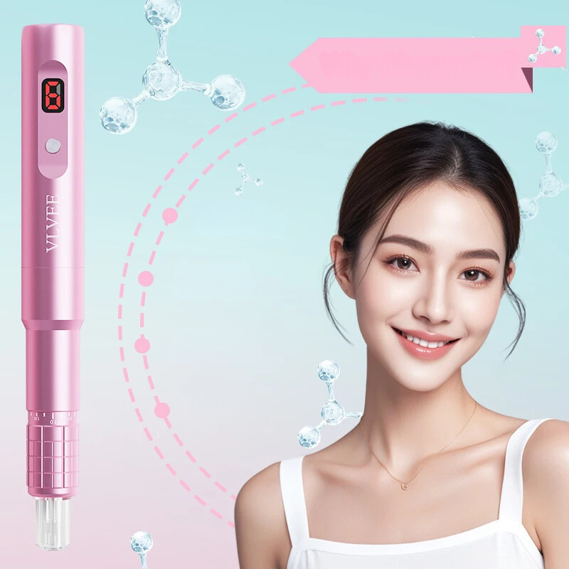 Dispositivo microneedling rosa con display digitale, molecole d'acqua, sfondo sfumato, donna sorridente. Strumento bellezza viso, cura pelle.