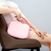 Borsa rosa a mano su sedia, design elegante e moderno, ideale per moda femminile. Accessorio perfetto per ogni occasione.
