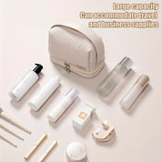 Beauty case beige con grande capacità, circondato da flaconi cosmetici e accessori da viaggio. Ideale per organizzare prodotti di bellezza e cura personale.