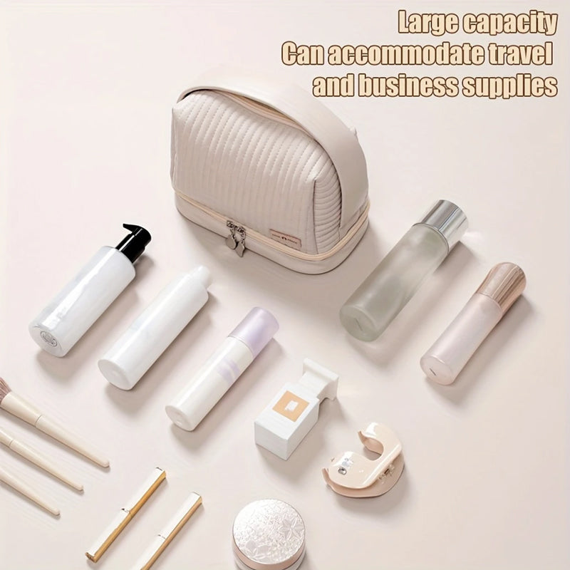 Beauty case beige con grande capacità, circondato da flaconi cosmetici e accessori da viaggio. Ideale per organizzare prodotti di bellezza e cura personale.
