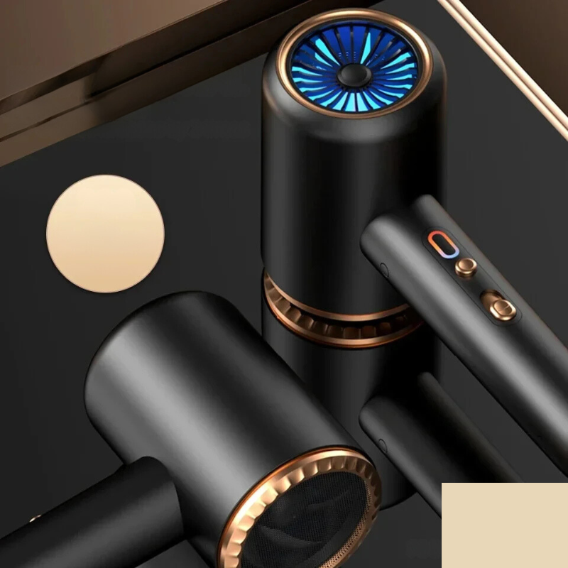 Asciugacapelli nero opaco con dettagli dorati, design moderno, tecnologia avanzata, pulsante arancione, ventola blu, su sfondo nero lucido.