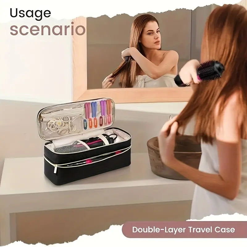 Donna che usa una spazzola elettrica per capelli davanti a uno specchio, accanto a un beauty case da viaggio a doppio strato con accessori per capelli.
