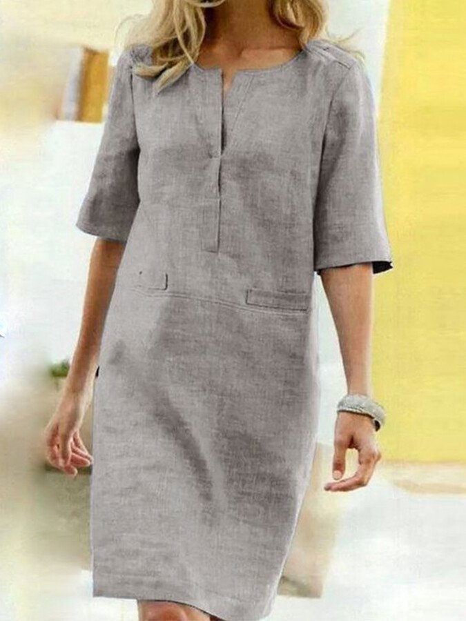 Abito donna in lino grigio chiaro, maniche a tre quarti, scollo a V, stile casual elegante, perfetto per l'estate e occasioni informali.