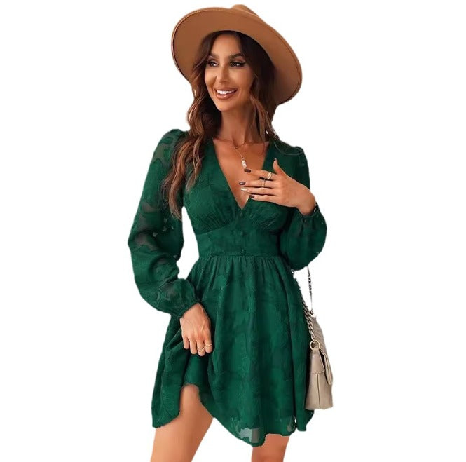 Abito verde elegante donna, maniche lunghe, scollo a V, tessuto leggero, perfetto per occasioni speciali. Accessori: cappello beige, borsa a tracolla.