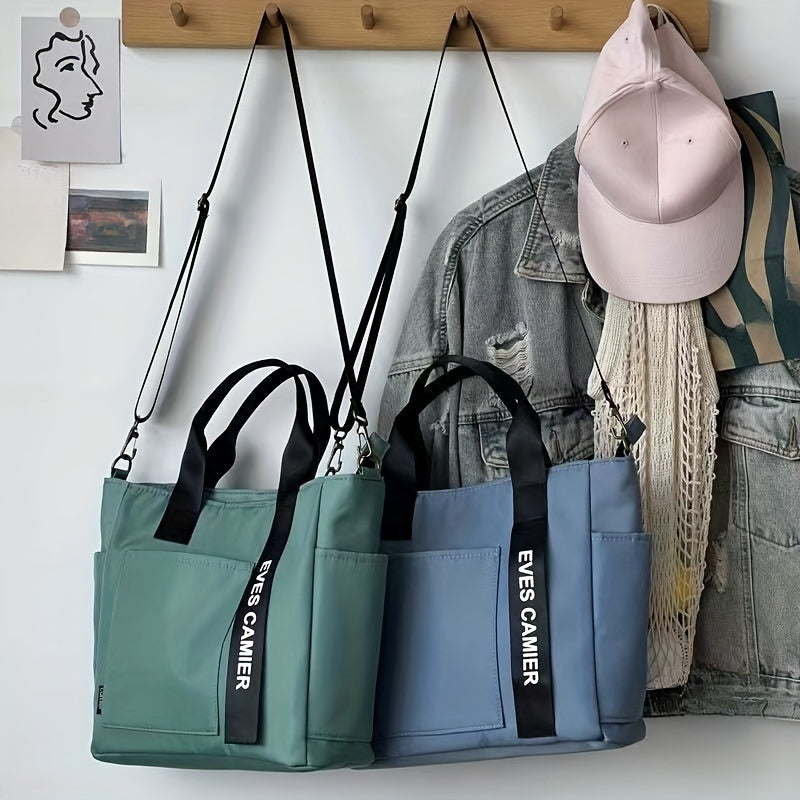 Due borse a tracolla in tessuto verde e blu, appese a un appendiabiti con giacca di jeans e cappello rosa. Design moderno, stile casual.