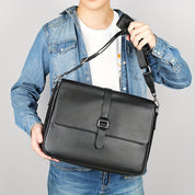 Uomo con borsa a tracolla in pelle nera, design elegante e moderno, indossa camicia di jeans. Accessorio moda maschile, ideale per lavoro.
