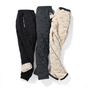 Tre pantaloni invernali imbottiti, colori nero, grigio e beige, con fodera in pile, ideali per il freddo. Design trapuntato, comodi e caldi.