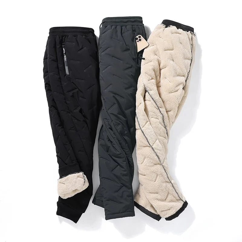 Tre pantaloni invernali imbottiti, colori nero, grigio e beige, con fodera in pile, ideali per il freddo. Design trapuntato, comodi e caldi.