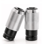 Coppia di pedane poggiapiedi in alluminio per moto, design antiscivolo, colore argento e nero, accessori universali per motociclette.