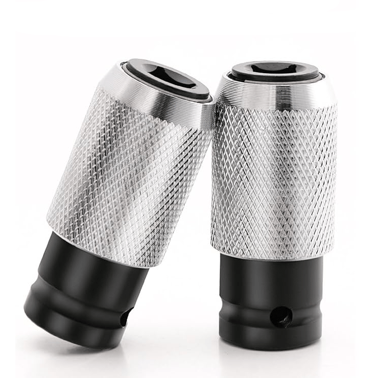 Coppia di pedane poggiapiedi in alluminio per moto, design antiscivolo, colore argento e nero, accessori universali per motociclette.