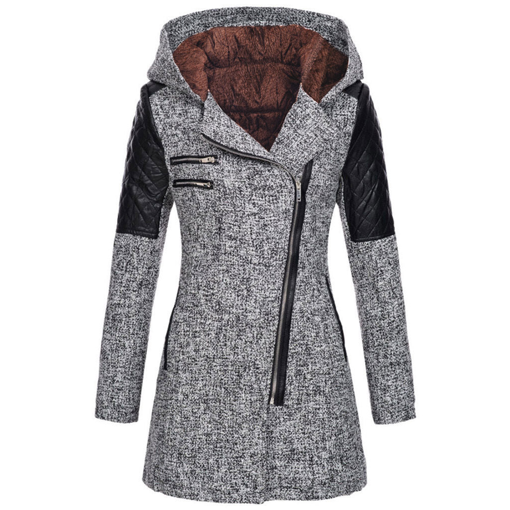 Cappotto donna invernale grigio con cappuccio, cerniere asimmetriche, dettagli in pelle nera su spalle e maniche, stile elegante e moderno.