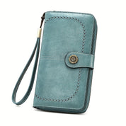 Portafoglio donna in pelle blu con cinturino da polso, chiusura a bottone decorata, design elegante e spazioso, ideale per moda e praticità.