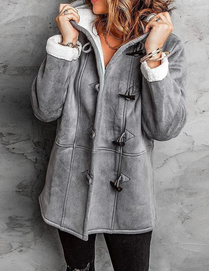 Cappotto donna invernale grigio, stile montgomery, con fodera in pelliccia sintetica bianca e chiusura a alamari. Elegante e caldo per l'inverno.