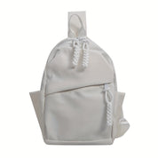 Zaino bianco elegante in pelle sintetica con tasche laterali e chiusura a zip. Design moderno, ideale per scuola o viaggio. Accessorio moda unisex.
