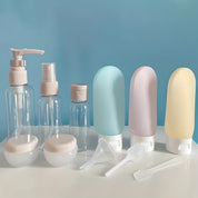 Set di contenitori da viaggio per cosmetici, include flaconi spray, dispenser e tubi in silicone colorati su sfondo blu. Ideale per shampoo e lozioni.