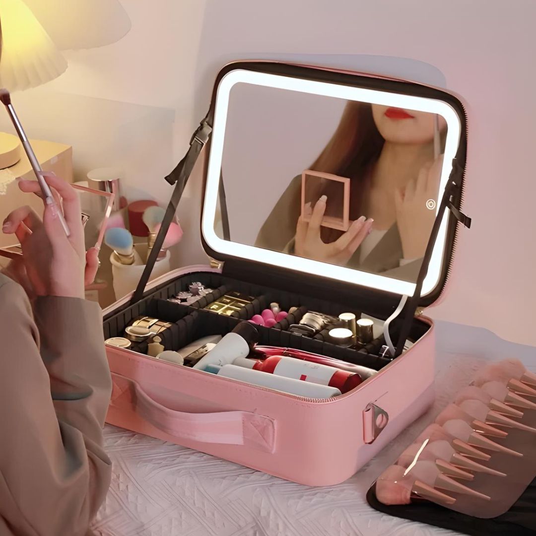Valigetta trucco rosa con specchio illuminato, pennelli, rossetti e cosmetici organizzati. Ideale per make-up artist e appassionati di bellezza.