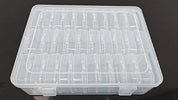 Scatola organizer trasparente in plastica con scomparti regolabili, ideale per conservare piccoli oggetti, accessori artigianali o minuteria.