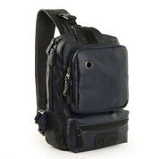 Zaino monospalla in pelle nera, design moderno con tasche multiple e cerniere, ideale per viaggi e uso quotidiano. Accessorio moda uomo.