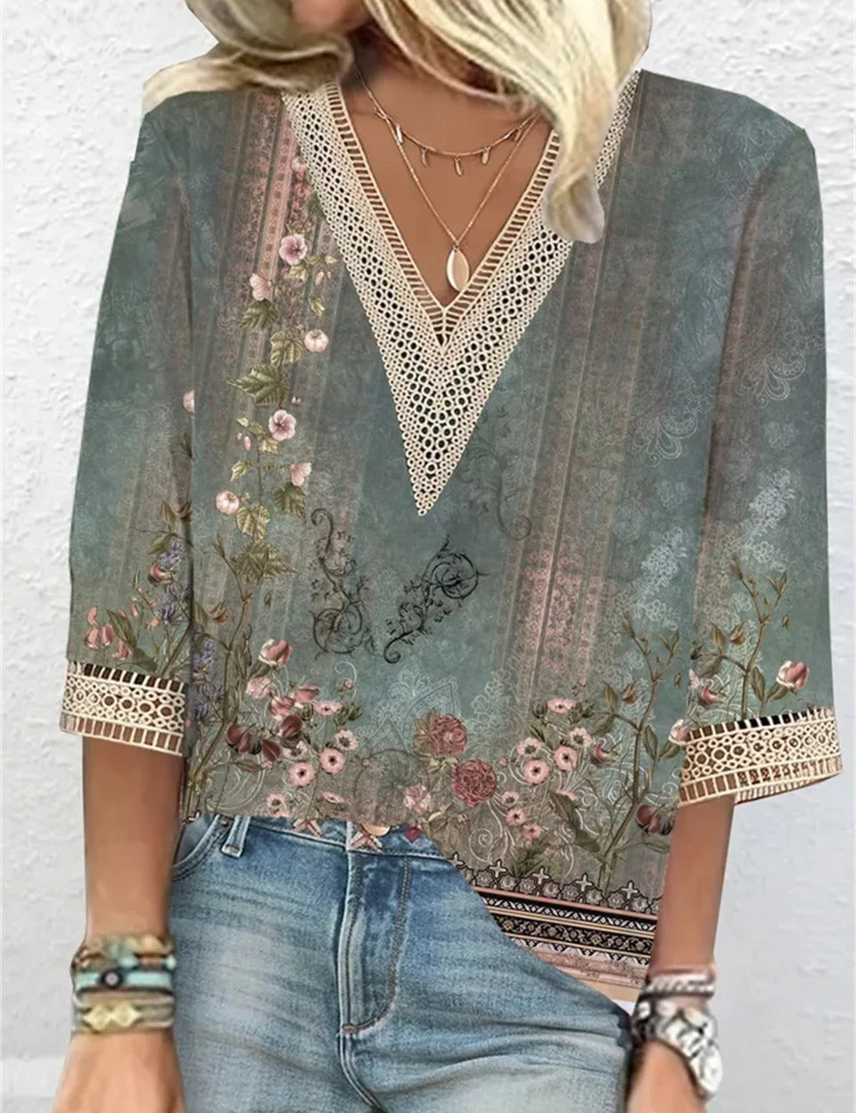 4, motivo floreale vintage, dettagli in pizzo, abbinata a jeans. Stile casual elegante.