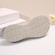 Suola di scarpa beige con motivo a griglia, dettaglio di design antiscivolo. Scarpe casual, moda donna, calzature comode.