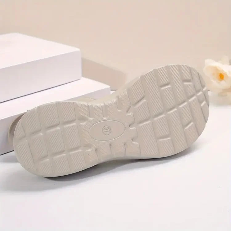 Suola di scarpa beige con motivo a griglia, dettaglio di design antiscivolo. Scarpe casual, moda donna, calzature comode.