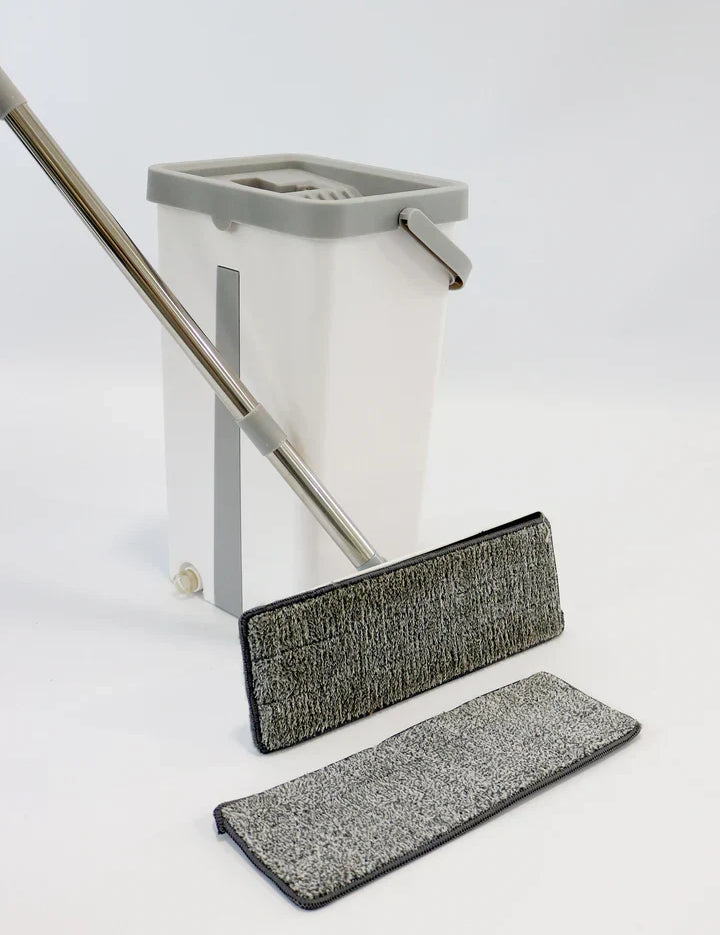 Mocio piatto con secchio bianco e grigio, panno in microfibra, design moderno, ideale per pulizia pavimenti, casa, ufficio.