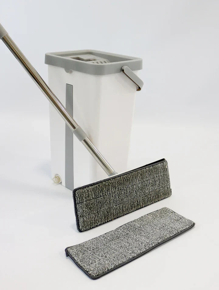 Mocio piatto con secchio bianco e grigio, panno in microfibra, design moderno, ideale per pulizia pavimenti, casa, ufficio.