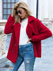 Giacca rossa in pelliccia sintetica, donna con occhiali da sole, jeans strappati, maglia bianca, moda autunnale, stile urbano elegante.