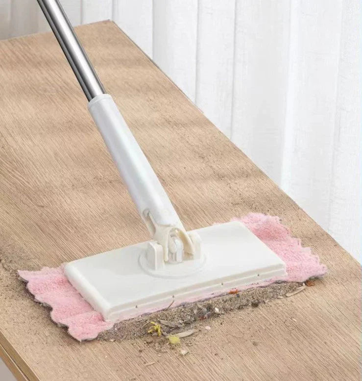 Mocio piatto bianco con panno rosa pulisce pavimento sporco; ideale per pulizia casa, rimozione polvere e detriti. Accessorio domestico efficiente.