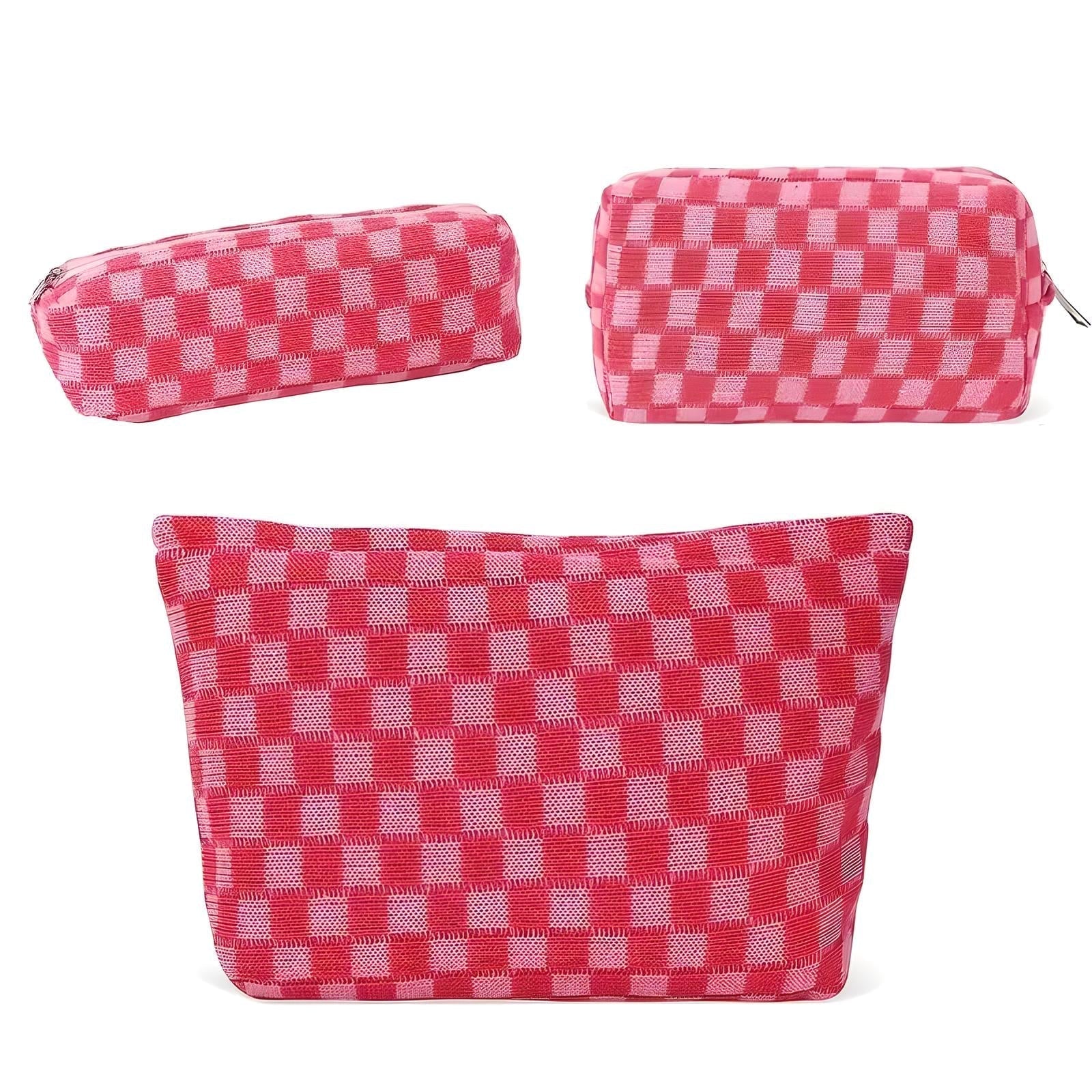 Set di tre pochette a scacchi rosa e rossi, design moderno, ideale per cosmetici e accessori. Perfetto per viaggi e organizzazione quotidiana.