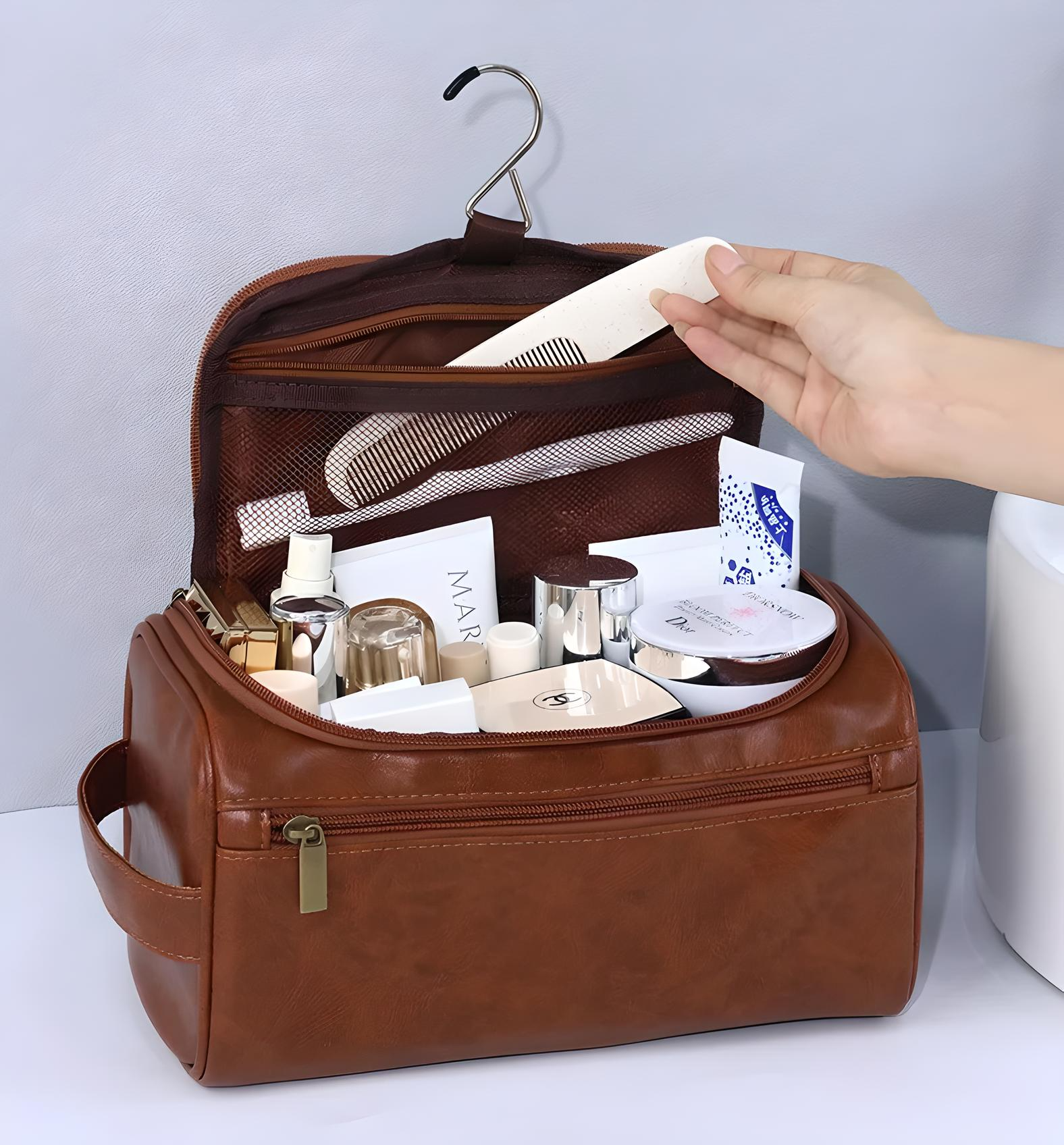 Beauty case in pelle marrone aperto con prodotti cosmetici e accessori per la cura personale. Design elegante, ideale per viaggi e organizzazione.