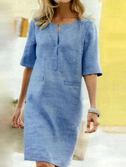Abito estivo donna in lino azzurro, maniche corte, scollo a V, stile casual elegante. Perfetto per look estivi freschi e alla moda.